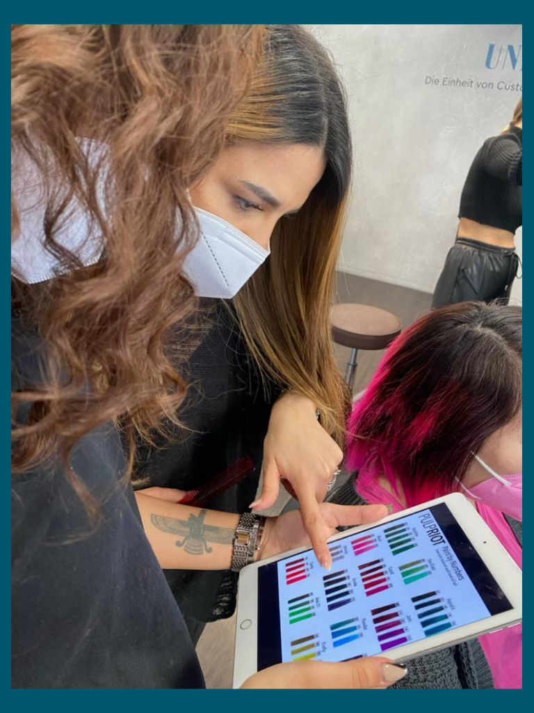 Auszubildenden beim anschauen einer Haarfarbenkartei