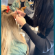 Hairdreams Haarverlängerung, blonde Haare, Anh beim Arbeiten im Unison Hair Salon München