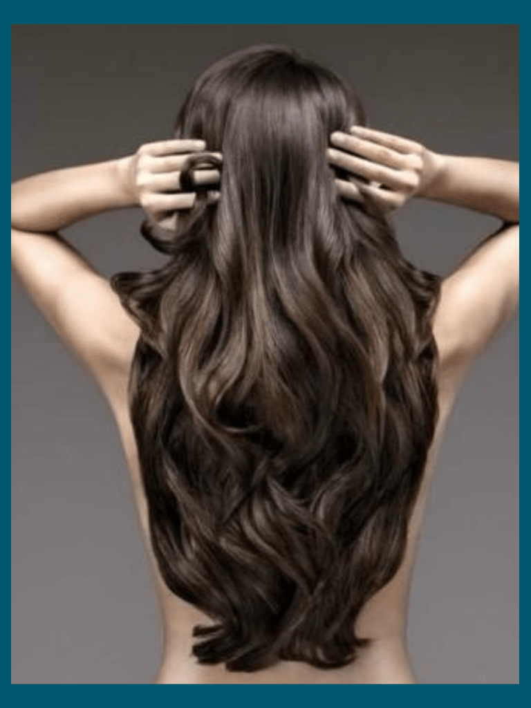 Frau mit langen dunklen Haaren