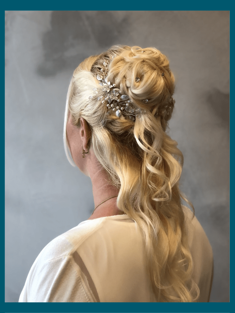 Hochzeitsstyling blonde lange Haare mit Accessoires und wellen